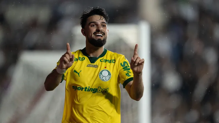 Flaco Lopez jogador do Palmeiras comemora seu gol durante partida contra o Vasco no estadio Sao Januario pelo campeonato [COMPETICAO].
