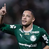 Vitor Roque volta a treinar com bola no Palmeiras