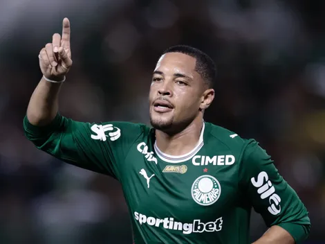 Vitor Roque volta a treinar com bola no Palmeiras