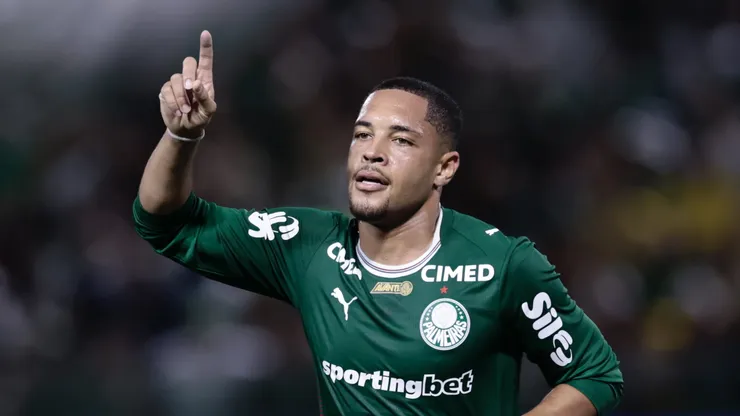 Vitor Roque jogador do Palmeiras comemora seu gol durante partida contra o Capivariano no estadio Arena Barueri pelo campeonato Paulista 2026. Foto: Marcello Zambrana/AGIF