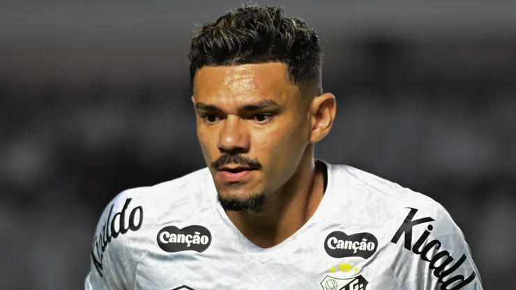 Tiquinho Soares jogador do Santos durante partida contra o Sao Paulo no estadio Vila Belmiro pelo campeonato Brasileiro A 2025. Foto: Jota Erre/AGIF