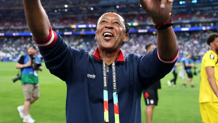 Técnico do Cabo Verde comemorando classificação após empate contra Arábia Saudita.