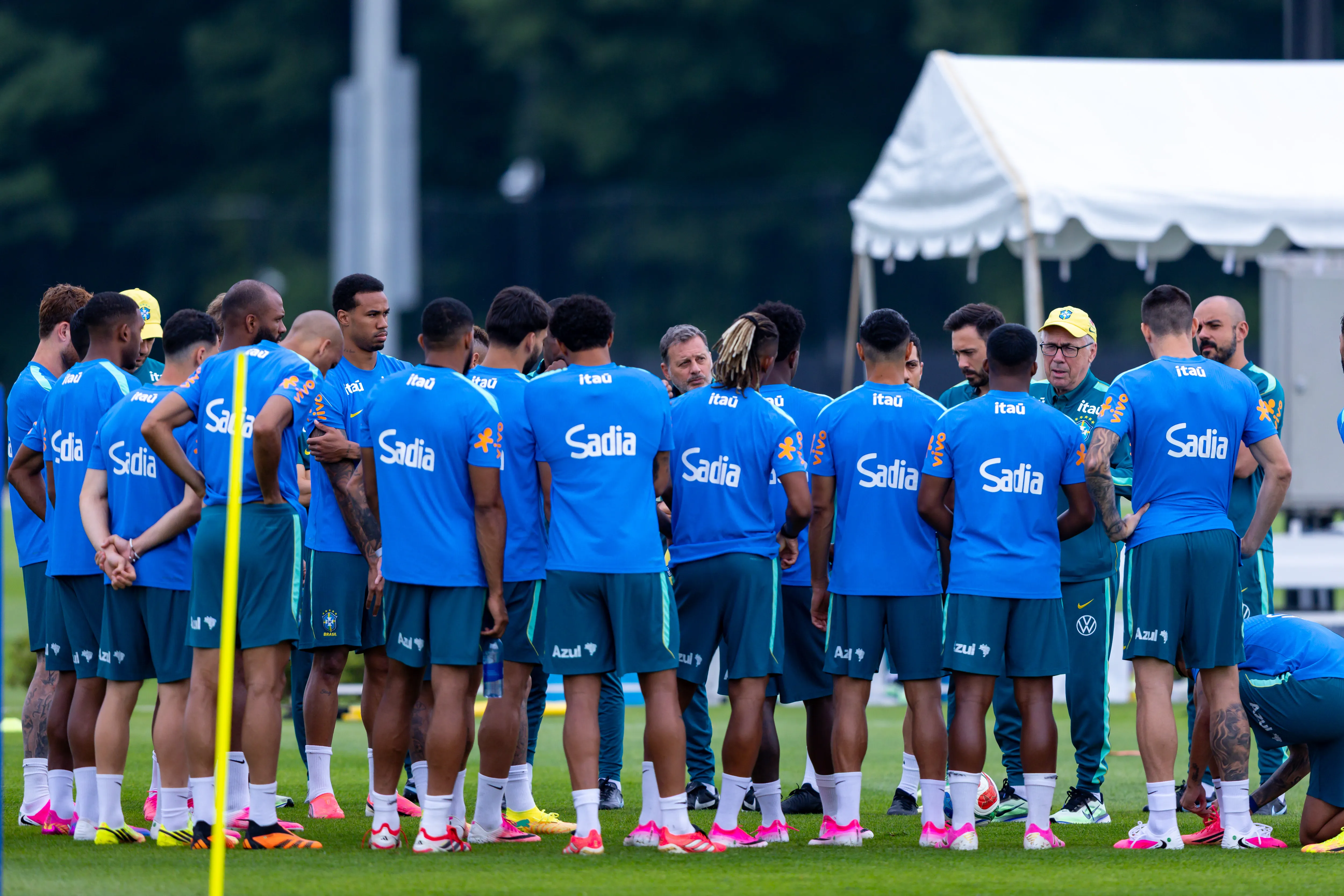 O italiano Carlo Ancelotti tecnico da Selecao Brasileira durante treino no Centro de Treinamento CT Columbia Park.  Foto: Rodolfo Buhrer/AGIF
