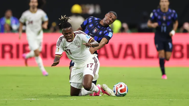 O goleiro Vozinha #1 (Cabo Verde) inspeciona o gramado antes da partida contra o Uruguai pela Copa do Mundo de 2026, em Miami. (Foto: Lars Baron/Getty Images)
