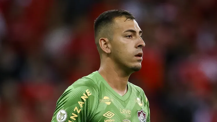 PORTO ALEGRE, BRAZIL - NOVEMBER 8: Goalkeeper Vitor Eudes of Fluminense reacts during the match between Internacional and Fluminense as part of Brasileirao 2024 at Beira-Rio Stadium on November 8, 2024 in Porto Alegre, Brazil. (Photo by Pedro H. Tesch/Getty Images)