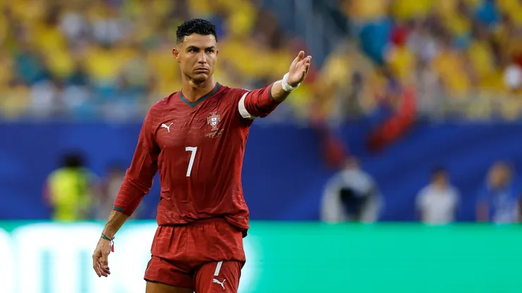 Cristiano Ronaldo #7 (Portugal) observa durante a partida contra a Colômbia pela Copa do Mundo de 2026, em Miami. (Foto: Michael Reaves/Getty Images)