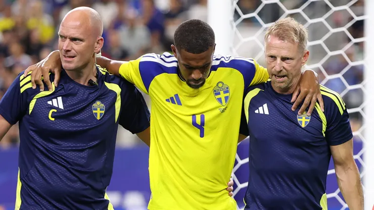 ARLINGTON, TEXAS - JUNE 25: Isak Hien #4 of Sweden is helped by the medical staffs to leave the pitch after sustaining an injury during the FIFA World Cup 2026 Group F match between Japan and Sweden at Dallas Stadium on June 25, 2026 in Arlington, Texas. (Photo by Molly Darlington/Getty Images)