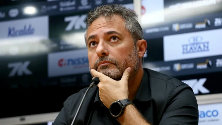 O dirigente Alexandre Mattos fala aos jornalistas durante apresentação oficial em coletiva de imprensa realizada no Vila Belmiro. Foto: Mauricio De Souza/AGIF