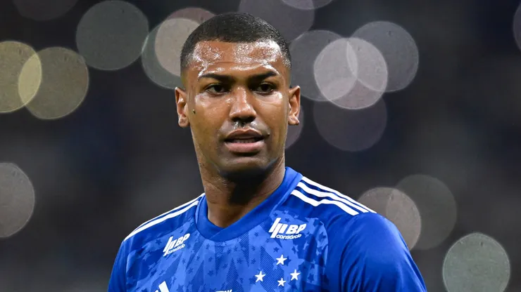 Walace (Cruzeiro) observa durante a partida de volta das oitavas de final da Copa Sul-Americana de 2024 contra o Boca Juniors no Estádio Mineirão. (Foto: Pedro Vilela/Getty Images)