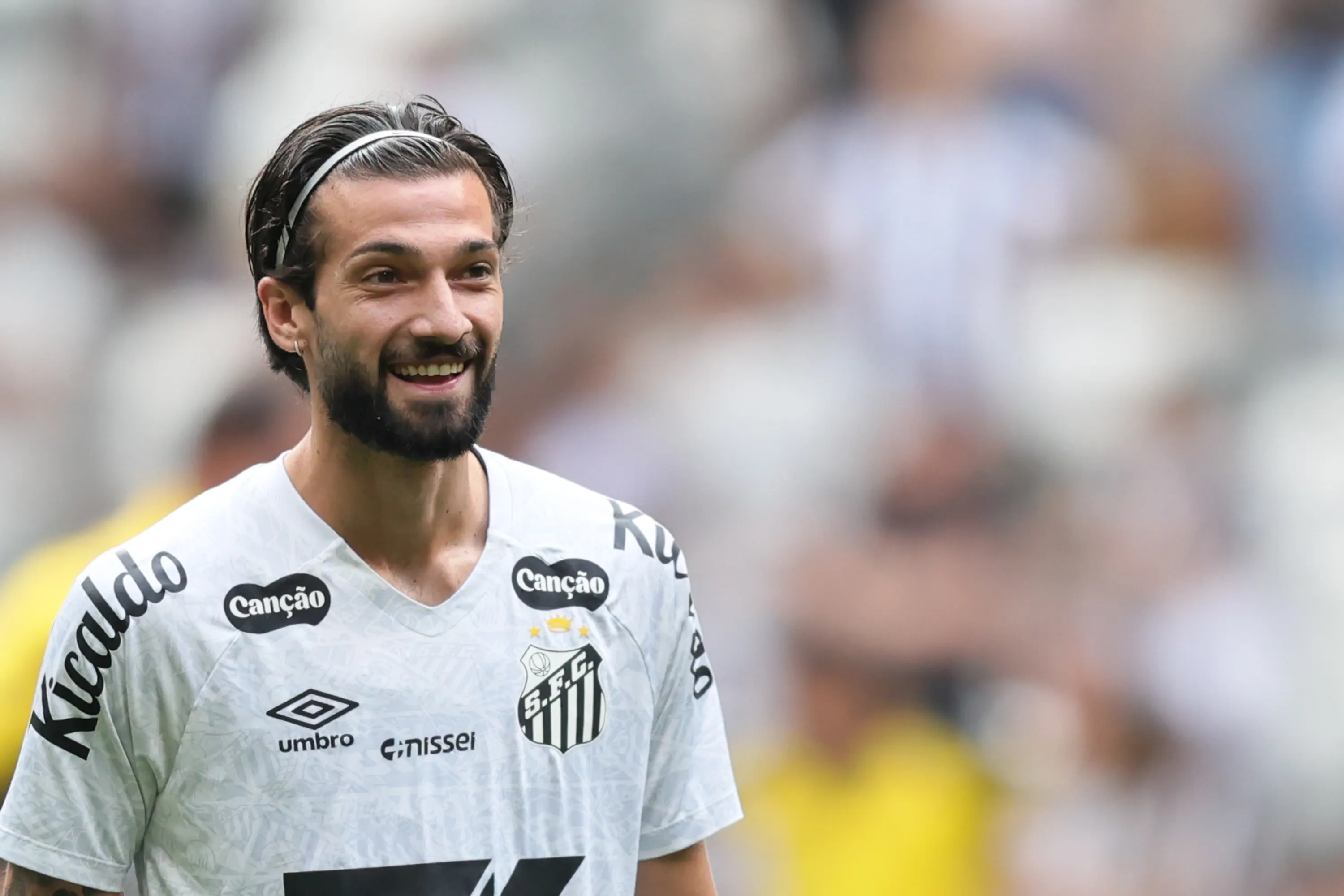MG – BELO HORIZONTE – 14/09/2025 – BRASILEIRO A 2025, ATLETICO-MG X SANTOS – Lautaro Diaz jogador do Santos durante aquecimento antes da partida contra o Atletico-MG no estadio Arena MRV pelo campeonato Brasileiro A 2025. Foto: Gilson Lobo/AGIF