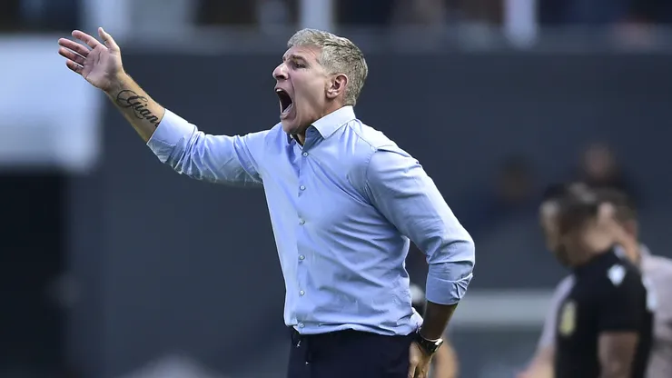 SANTOS, BRAZIL - NOVEMBER 01: Head coach Martin Palermo of Fortaleza shouts during a Brasileirao 2025 match between Santos and Fortaleza at Urbano Caldeira Stadium (Vila Belmiro) on November 1, 2025 in Santos, Brazil. (Photo by Mauro Horita/Getty Images)