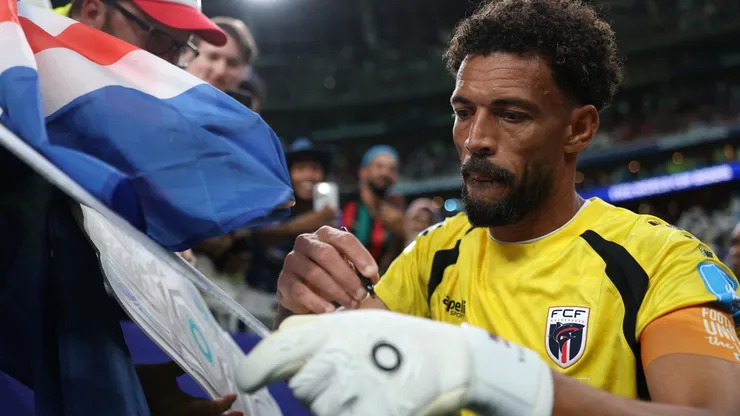 Vozinha nº 1 de Cabo Verde dá autógrafos para fãs após o empate em 0 a 0 durante a partida do Grupo H da Copa do Mundo da FIFA 2026 entre Cabo Verde e Arábia Saudita no Estádio de Houston em 26 de junho de 2026 em Houston, Texas. (Foto de Michael Steele/Getty Images)