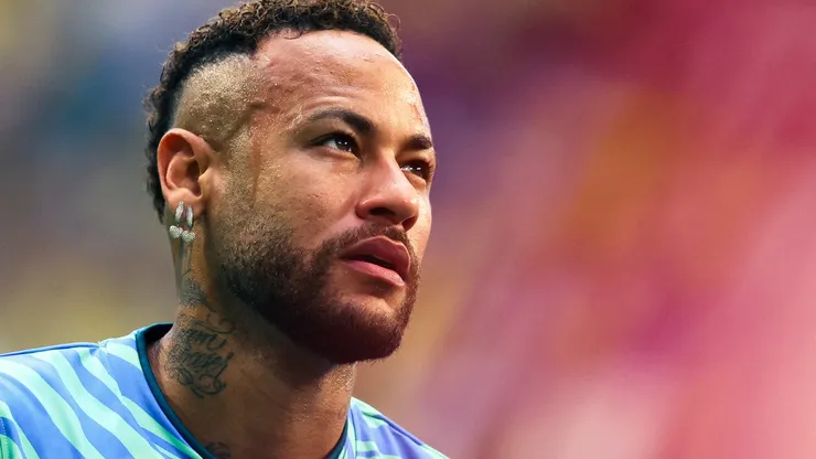 Neymar Jr., camisa 10 do Brasil, observa durante a partida do Grupo C da Copa do Mundo da FIFA 2026 entre Escócia e Brasil, no Estádio de Miami, em 24 de junho de 2026, em Miami, Estados Unidos. (Foto de Megan Briggs/Getty Images)