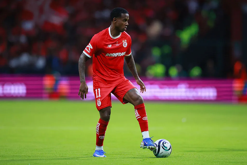 TOLUCA, MEXICO – MAY 30:  Helinho of Toluca controls the ball during the CONCACAF Champions Cup 2026 final match between Toluca and Tigres UANL at Nemesio Diez Stadium on May 30, 2026 in Toluca, Mexico. (Photo by Manuel Velasquez/Getty Images)