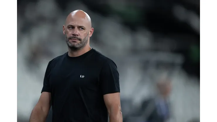 RJ - RIO DE JANEIRO - 28/04/2026 - COPA SUL-AMERICANA 2026, BOTAFOGO X INDEPENDIENTE PETROLERO - Franclim Carvalho tecnico do Botafogo durante partida contra o Independiente Petrolero no estadio Engenhao pelo campeonato Copa Sul-Americana 2026. Foto: Jorge Rodrigues/AGIF