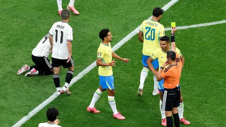 O árbitro Maurizio Mariani aplica cartão amarelo em Casemiro #5 (Brasil) após falta em Junya Ito #14 (Japão) durante partida das oitavas de final da Copa do Mundo de 2026, em Houston. (Foto: Molly Darlington/Getty Images)