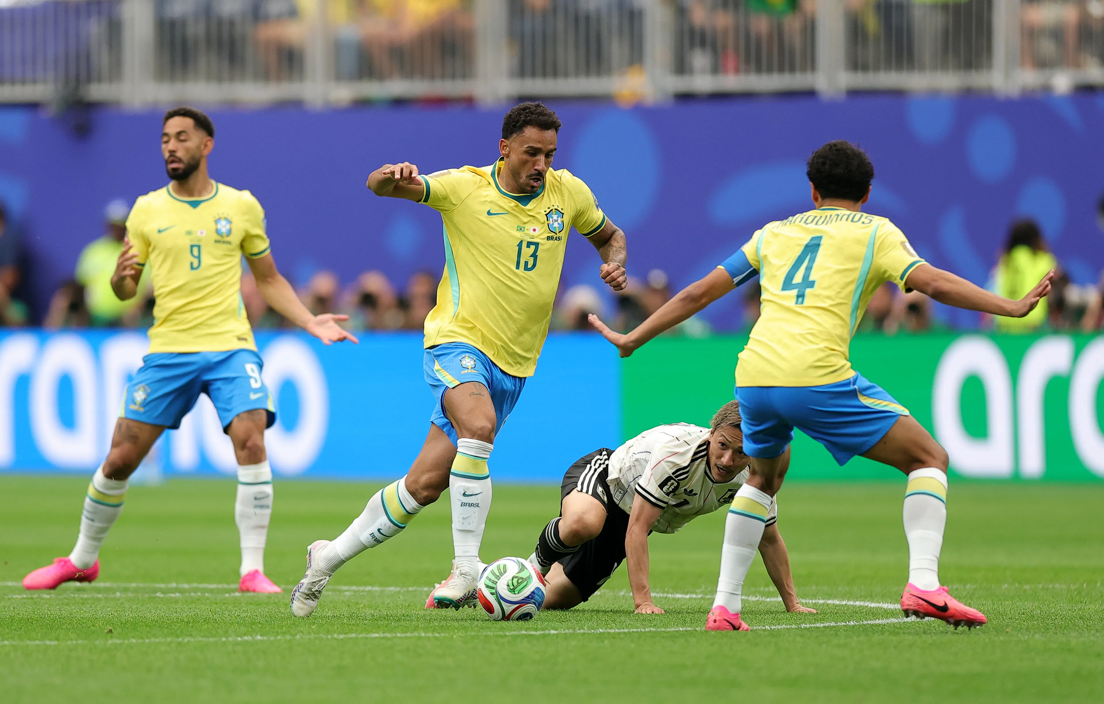 Daizen Maeda, nº 11 do Japão, sofre falta de Danilo, nº 13 do Brasil, durante a partida das oitavas de final da Copa do Mundo FIFA 2026 entre Brasil e Japão, no Estádio de Houston, em 29 de junho de 2026, em Houston, Texas. (Foto de Alex Slitz/Getty Images)