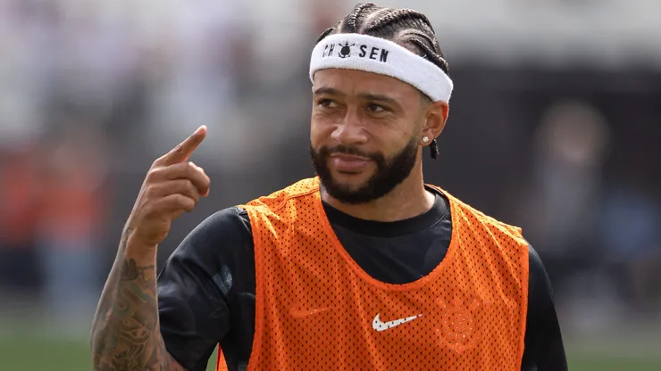 Depay jogador do Corinthians durante aquecimento antes da partida contra o Juventude no estadio Arena Corinthians pelo campeonato Brasileiro A 2025.