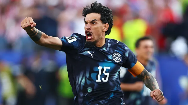 Gustavo Gomez, camisa 15 do Paraguai, comemora após José Canale, camisa 13, marcar o pênalti decisivo na disputa de pênaltis durante a partida das oitavas de final da Copa do Mundo FIFA 2026 entre Alemanha e Paraguai, no Estádio de Boston, em Foxborough, Massachusetts, em 29 de junho de 2026. (Foto de Robert Cianflone/Getty Images)