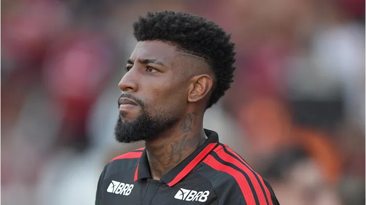 Emerson Royal não deixará o Flamengo.