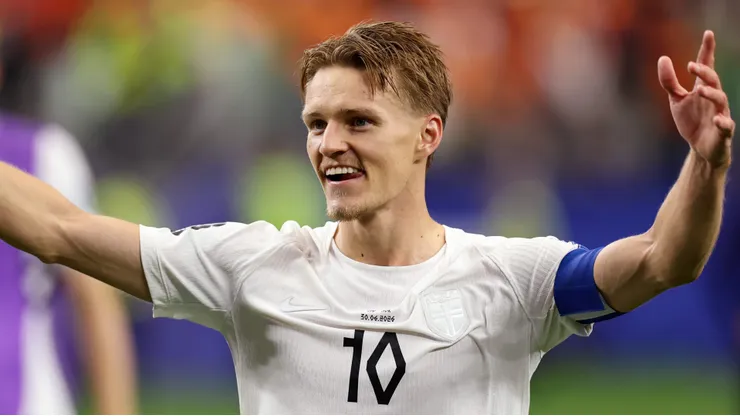 Odegaard comemorando classificação contra Costa do Marfim na Copa do Mundo.