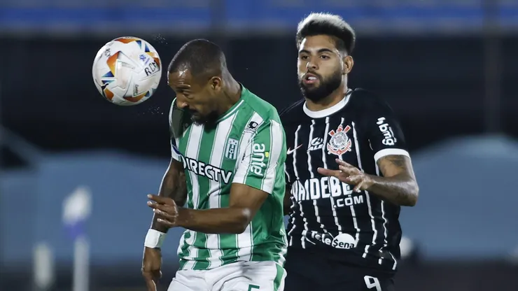Lucas Monzón (à esquerda) negocia com o Botafogo. Foto: Ernesto Ryan/Getty Images