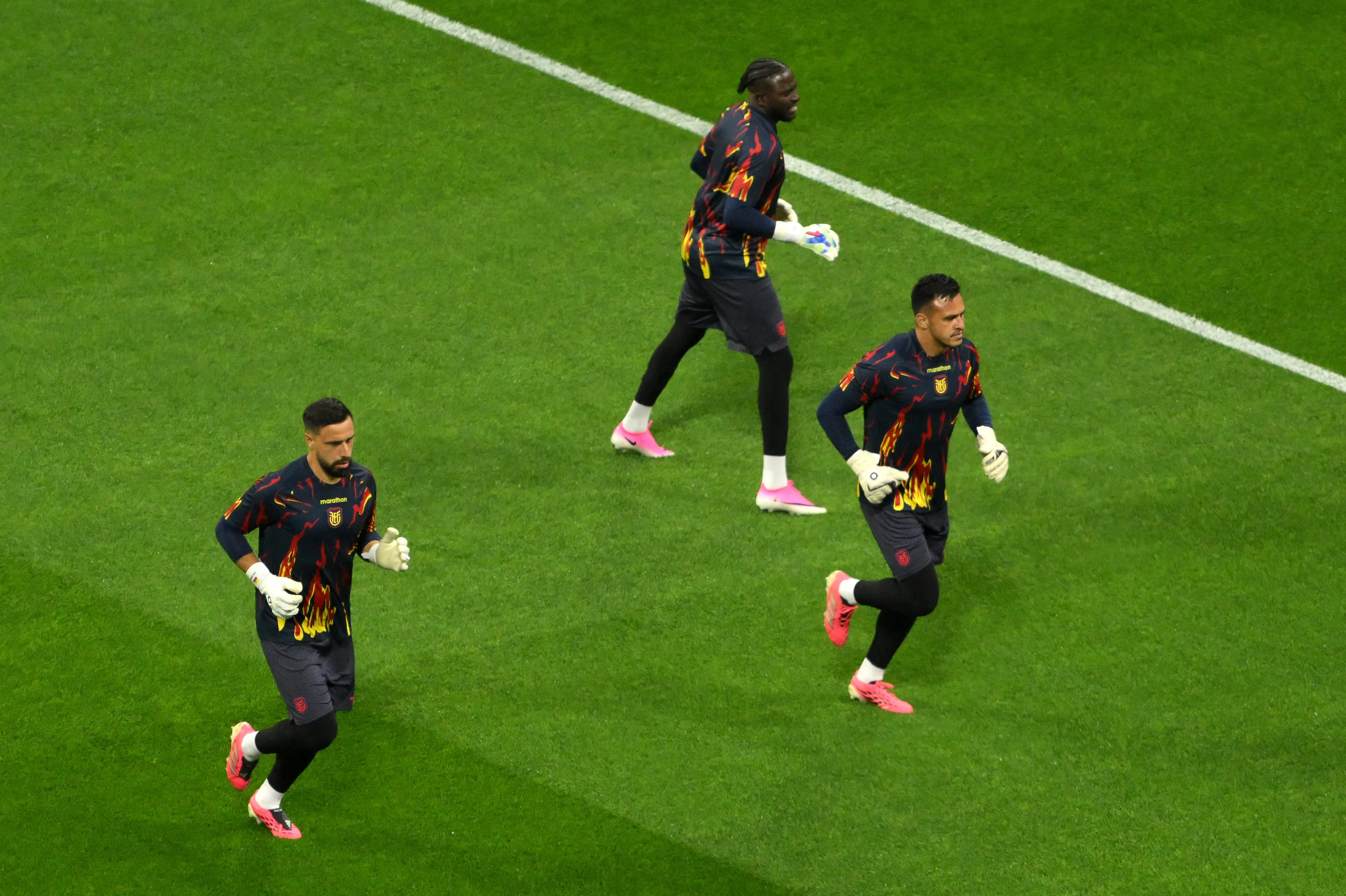 Goleiros do Equador no aquecimento. Foto: David Ramos/Getty Images