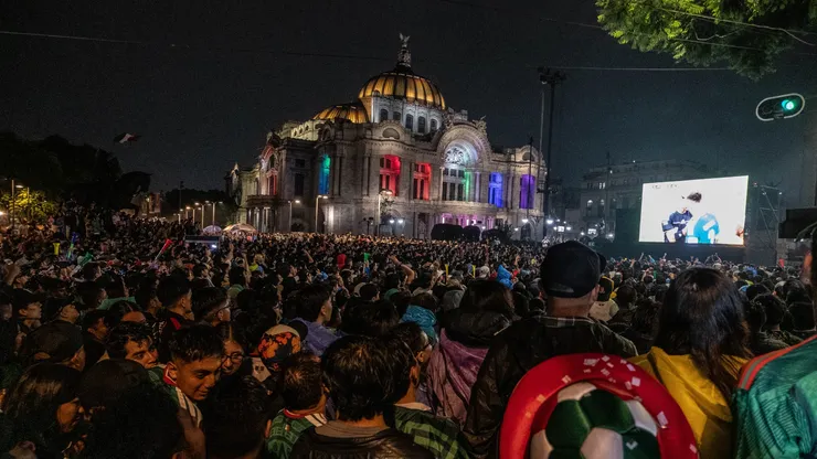 Torcedores assistem à partida perto do Palácio de Belas Artes durante o jogo México x Equador em 30 de junho de 2026 na Cidade do México, México. (Foto de Hector Quintanar/Getty Images)