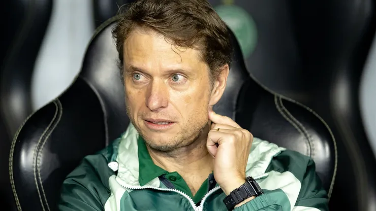 Fernando Seabra técnico do Coritiba durante partida contra o Bahia no estádio Couto Pereira pelo campeonato Brasileiro A 2026. Foto: Paulo De Tarso/AGIF