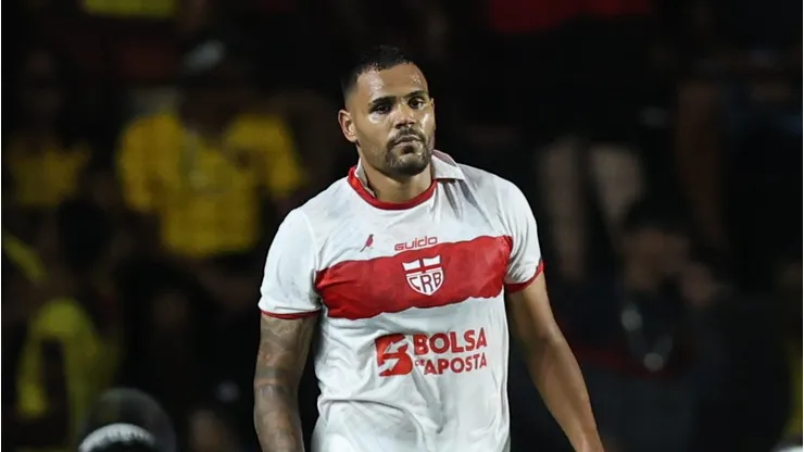 Mikael jogador do CRB comemora seu gol durante a partida contra o Sport no estadio da Ilha do Retiro pelo campeonato brasileiro B 2026. Foto: Marlon Costa/AGIF