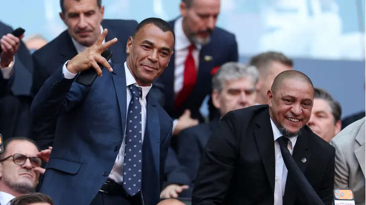 Cafu e Roberto Carlos assistem a final da Champions League 2026. Foto by Lars Baron/Getty Images