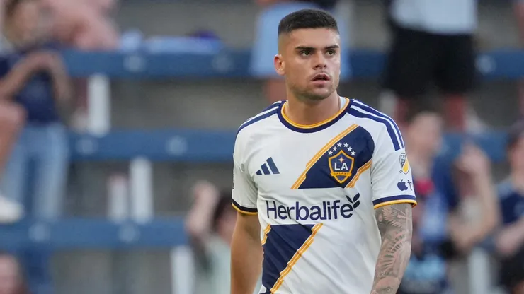 O meio-campista Gabriel Pec #11 (LA Galaxy) em ação contra o Sporting Kansas City durante o primeiro tempo no Sporting Park. (Foto: Ed Zurga/Getty Images)