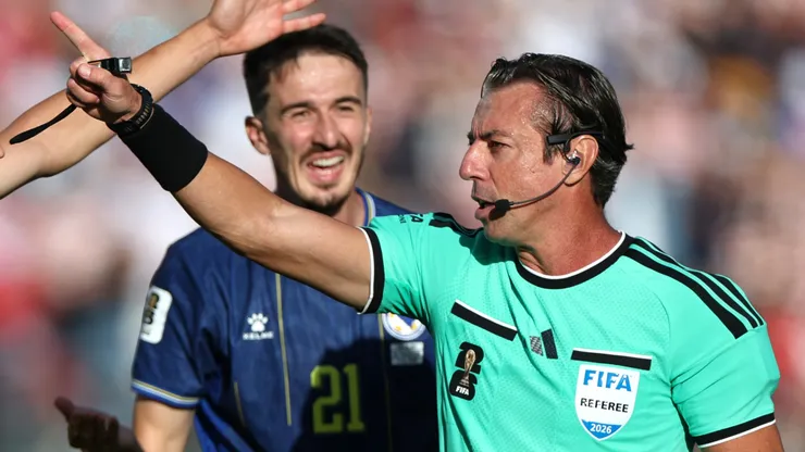 Stjepan Radeljic, número 21 da Bósnia e Herzegovina, recebe um cartão amarelo do árbitro Raphael Claus durante a partida da fase de 32 avos de final da Copa do Mundo FIFA 2026 entre Estados Unidos e Bósnia e Herzegovina, no San Francisco Bay Area Stadium, em 1 de julho de 2026, em Santa Clara, Califórnia. (Foto de Charlotte Wilson/Getty Images)