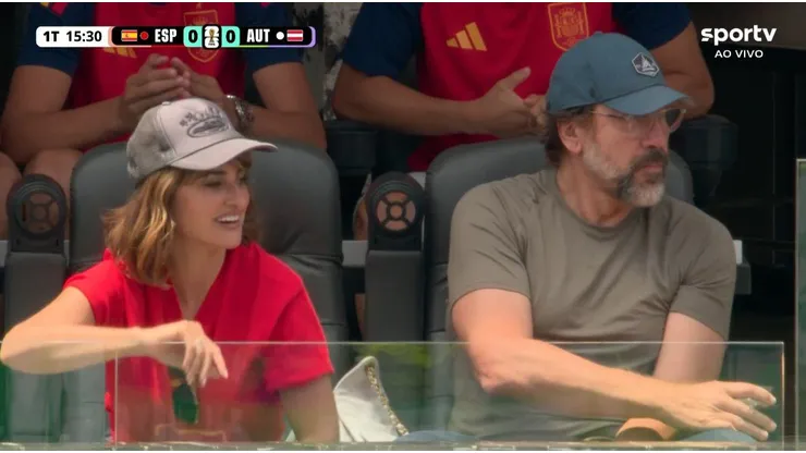 Penélope Cruz e Javier Bardem são flagrados em jogo da Espanha. Foto: Reprodução/SporTV.