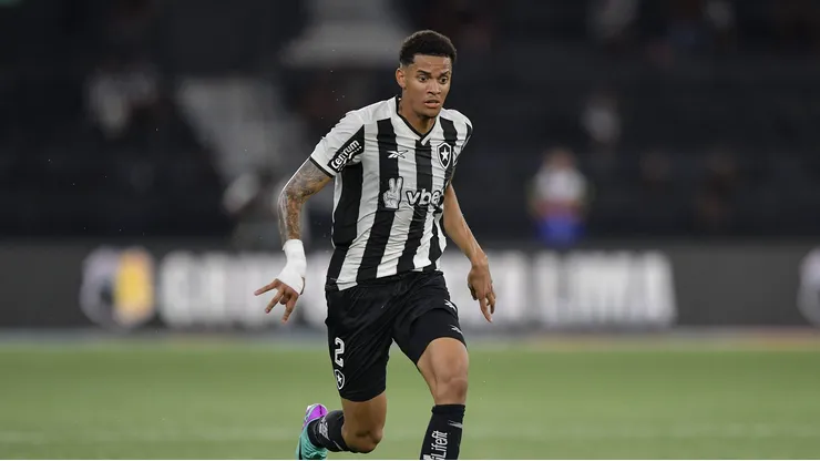 RJ - RIO DE JANEIRO - 14/01/2025 - CARIOCA 2025, BOTAFOGO X PORTUGUESA RIO - Newton jogador do Botafogo durante partida contra o Portuguesa Rio no estadio Engenhao pelo campeonato Carioca 2025. Foto: Thiago Ribeiro/AGIF