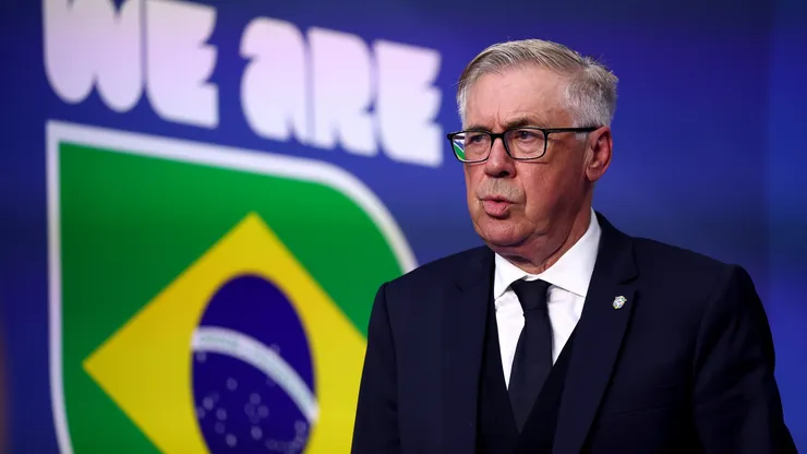 Carlo Ancelotti, técnico da seleção brasileira, sai do túnel para o segundo tempo da partida do Grupo C da Copa do Mundo da FIFA 2026 entre Escócia e Brasil, no Estádio de Miami, em 24 de junho de 2026, em Miami Gardens, Flórida. (Foto de Megan Briggs/Getty Images)