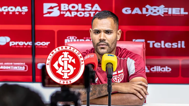 Mikael. atacante do CRB, em entrevista coletiva no centro de treinamento do clube alagono (Imagem: Divulgação/CRB)