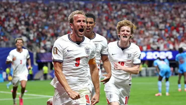 ATLANTA, GEORGIA - JULY 01: Harry Kane #9 of England celebrates with teammates Jude Bellingham #10 and Anthony Gordon #18 after scoring his team's first goal during the FIFA World Cup 2026 Round Of 32 match between England and Congo DR at Atlanta Stadium on July 01, 2026 in Atlanta, Georgia. (Photo by Richard Pelham/Getty Images)