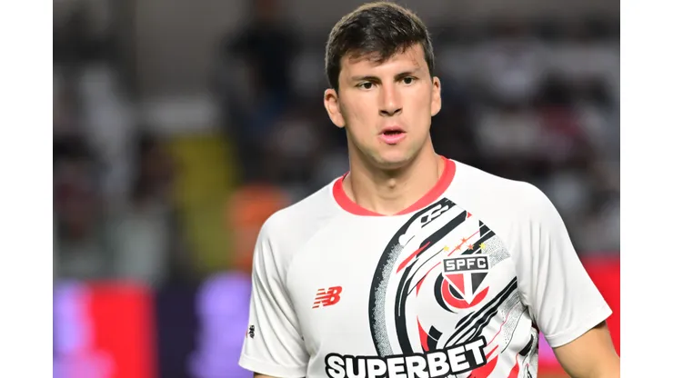SP - SANTOS - 03/12/2025 - BRASILEIRO A 2025, SAO PAULO X INTERNACIONAL - Tapia jogador do Sao Paulo durante aquecimento antes da partida contra o Internacional no estadio Vila Belmiro pelo campeonato Brasileiro A 2025. Foto: Jota Erre/AGIF