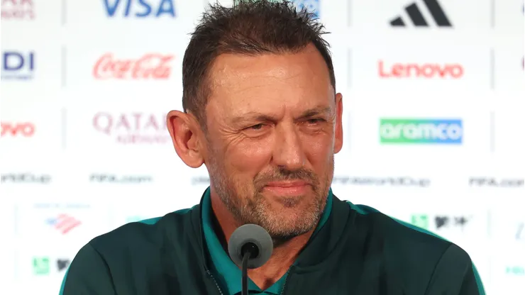 Tony Popovic durante coletiva antes de confronto contra Egito na Copa do Mundo de 2026.
