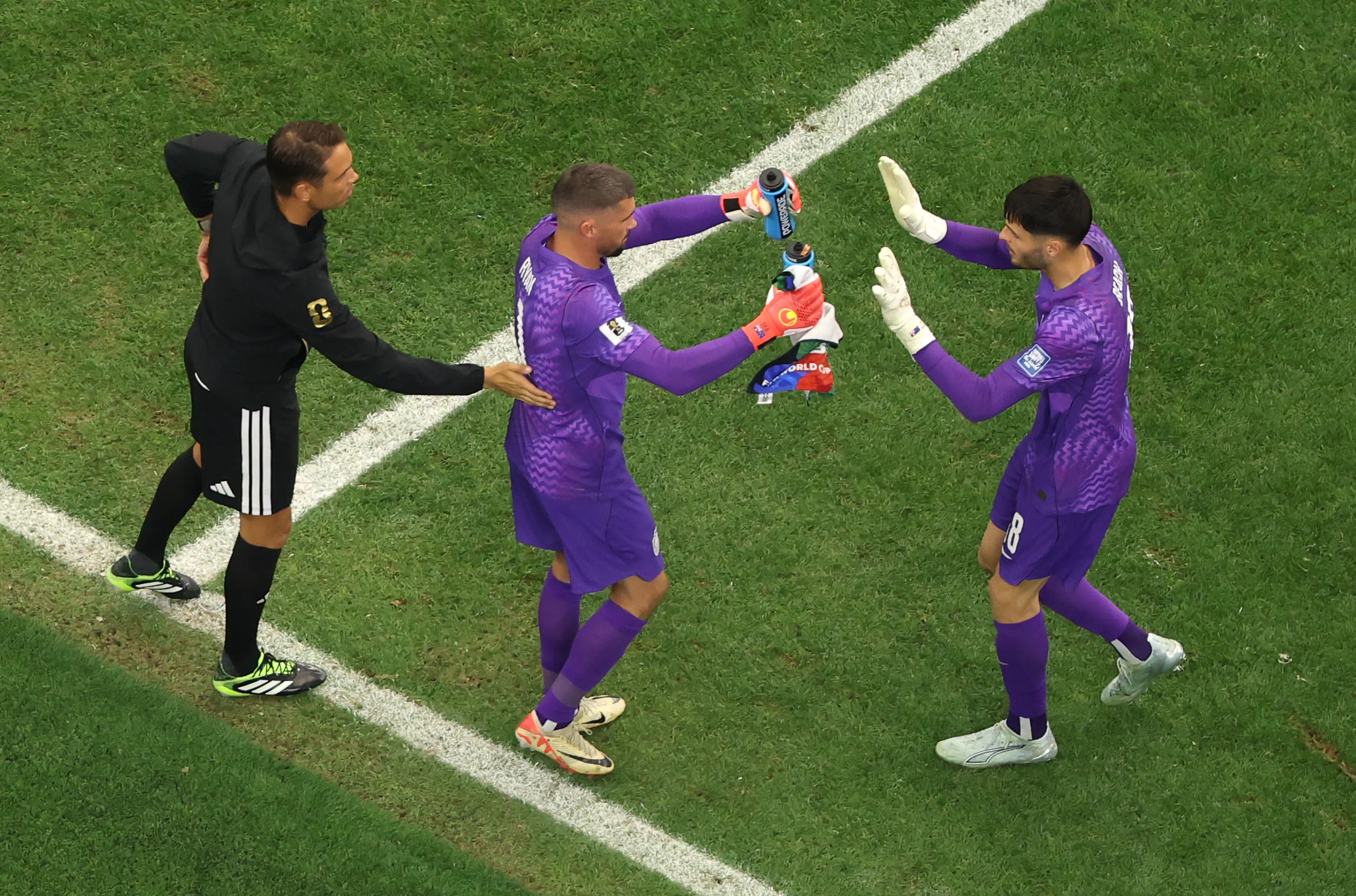 Mathew Ryan entrando no lugar de Patrick Beach durante confronto contra o Egito na Copa do Mundo de 2026. (Photo by Lars Baron/Getty Images)