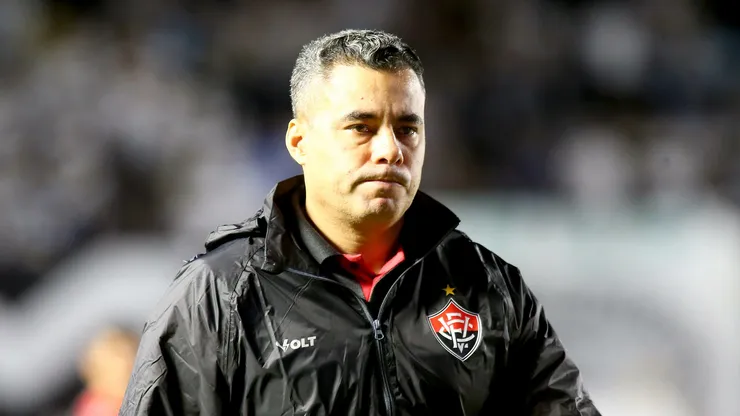 Jair Ventura tecnico do Vitoria durante partida contra o Santos no estadio Vila Belmiro pelo campeonato Brasileiro A 2026. Foto: Mauricio De Souza/AGIF