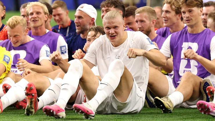 ARLINGTON, TEXAS - JUNE 30: Erling Haaland #9 of Norway and teammates celebrate with fans after the 2-1 win during the FIFA World Cup 2026 Round Of 32 match between Cote d'Ivoire and Norway at Dallas Stadium on June 30, 2026 in Arlington, Texas. (Photo by Lars Baron/Getty Images)