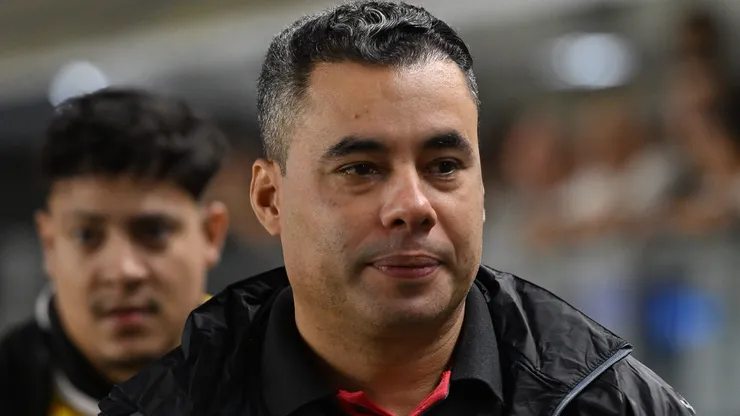 Jair Ventura durante partida entre Santos e Vitória no Brasileirão de 2026.