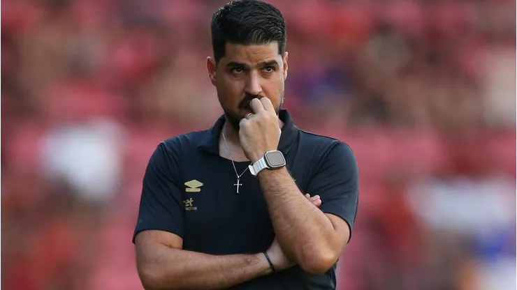 António Oliveira durante partida entre Sport e Internacional no Brasileirão de 2025.