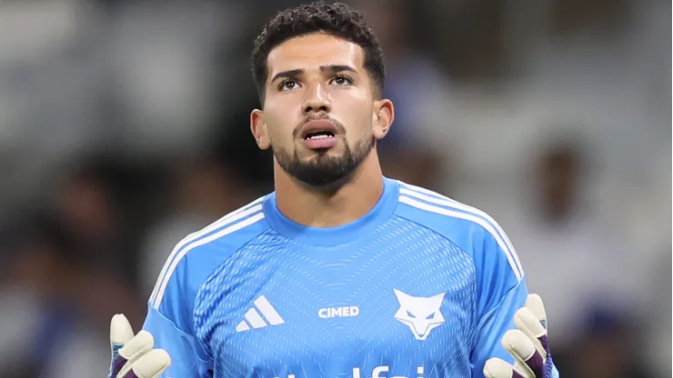 Leo Aragao jogador do Cruzeiro durante aquecimento antes da partida contra o Fortaleza no estadio Mineirao pelo campeonato Brasileiro A 2025. Foto: Gilson Lobo/AGIF