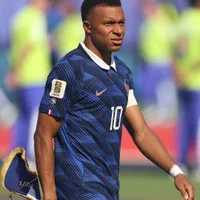 Mbappé ignora goleiro paraguaio e provoca confusão