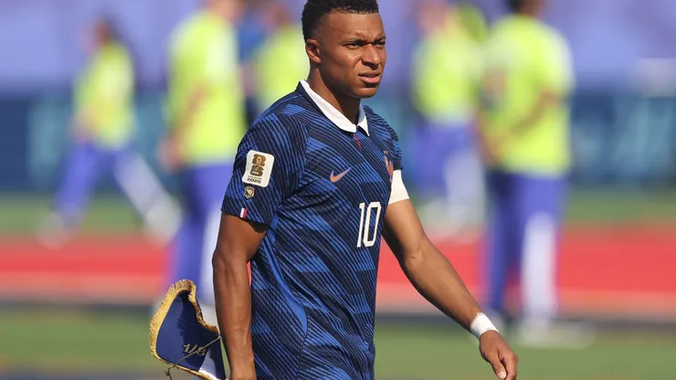 Mbappé ignora goleiro paraguaio e provoca confusão