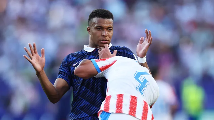 PHILADELPHIA, PENNSYLVANIA - JULY 04: Kylian Mbappe #10 of France is pushed by Juan Jose Caceres #4 of Paraguay during the FIFA World Cup 2026 Round of 16 match between Paraguay and France at Philadelphia Stadium on July 04, 2026 in Philadelphia, Pennsylvania. (Photo by Buda Mendes/Getty Images)