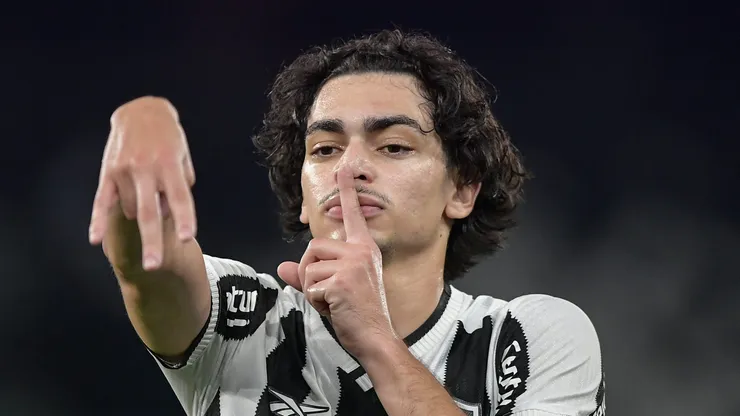 Matheus Nascimento jogador do Botafogo comemora seu gol durante partida contra o Volta Redonda no estadio -nenhum- pelo campeonato Carioca 2025. Foto: Thiago Ribeiro/AGIF
